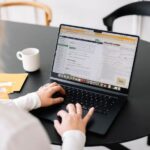 Anneke die aan een laptop werkt aan een website