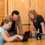 Hippisch in Beeld team bekijkt website op laptop